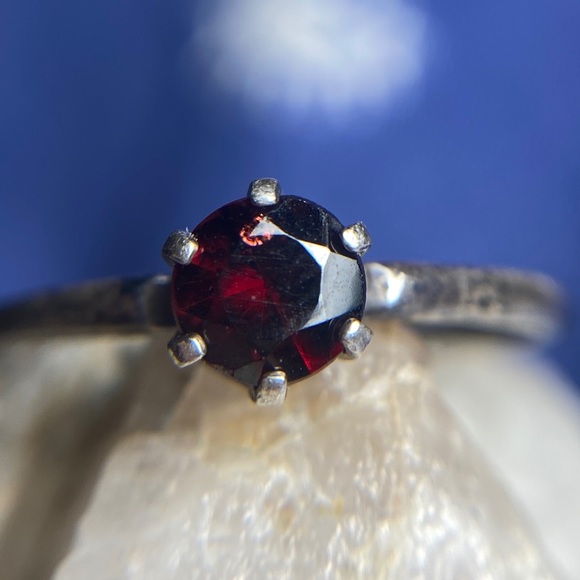 Vintage Sterling Red Gemstone Ring - Picture 5 of 11